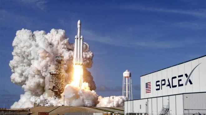 SpaceX performs a mission with Falcon Heavy after a long