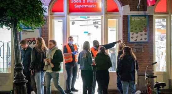 Two supermarkets in Utrecht city center are allowed to open