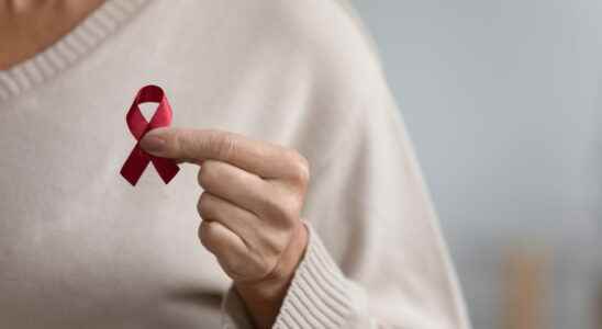 What are the first signs of AIDS And after