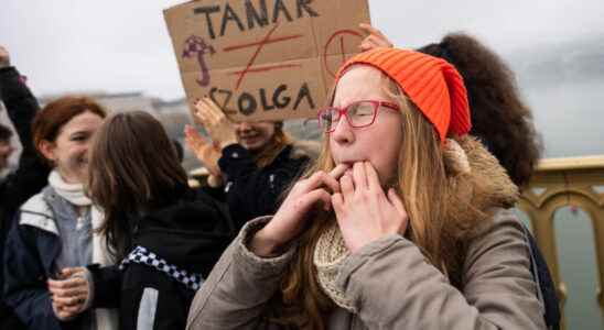 the fed up of teachers and students against the Orban