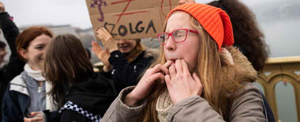 the fed up of teachers and students against the Orban