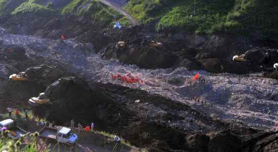 18 miners trapped underground after gold mine collapse