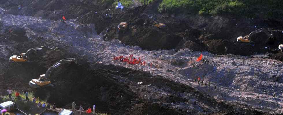 18 miners trapped underground after gold mine collapse