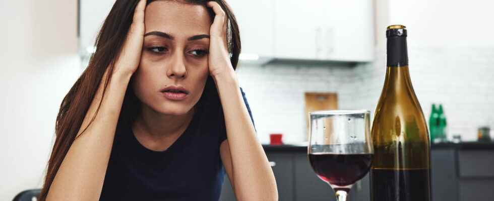 Alcohol withdrawal syndrome symptoms treatment