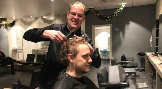 Christmas bustle at the hairdresser quickly get the scissors in