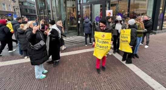 Employees of Bijenkorf Utrecht are on strike Our wages are