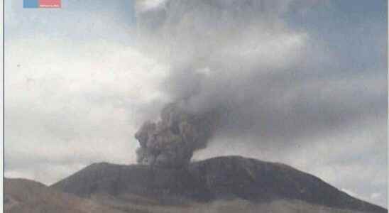 Explosion of Lascar volcano in Chile Yellow alert issued