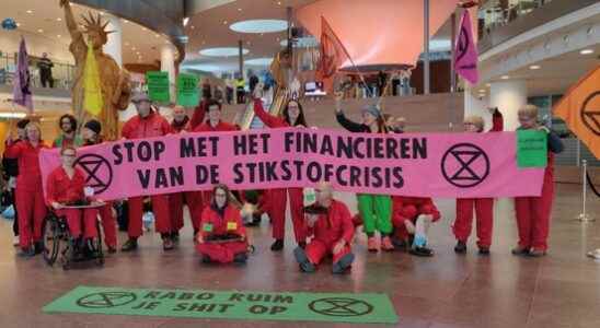 Extinction Rebellion protests for hours at Rabobank Utrecht Stop financing