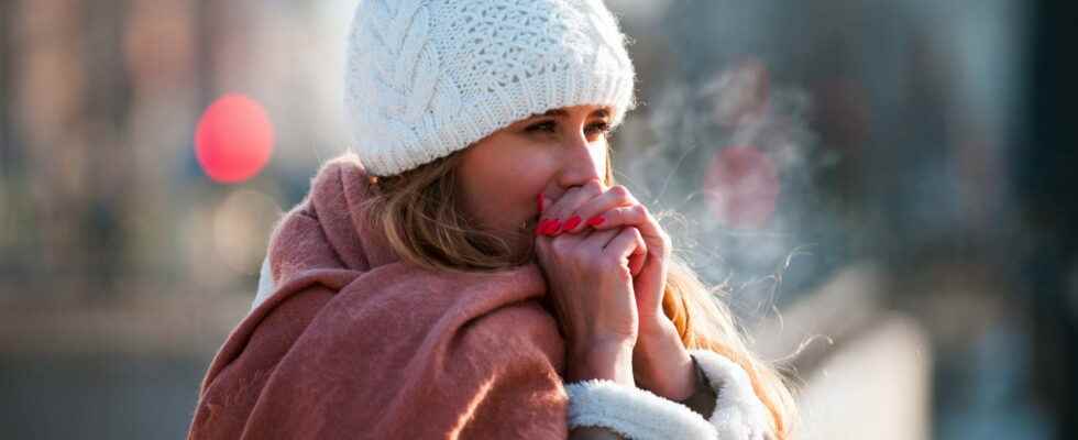 Fingernails treat numb fingers due to the cold