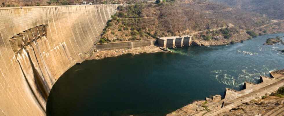 Kariba dam dry Zimbabwe and Zambia without electricity