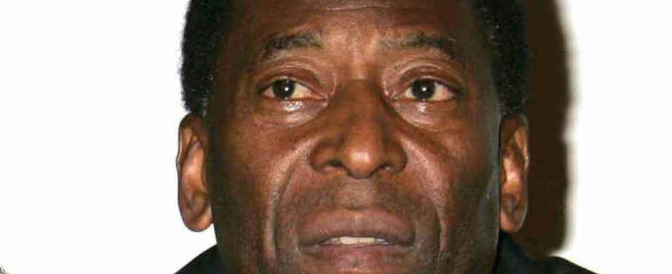 Pele his cancer progresses and his health worsens