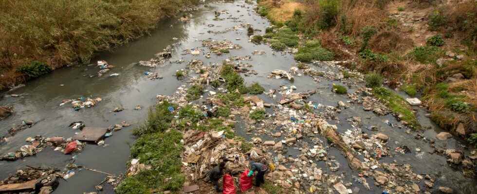 Several dead when river overflowed