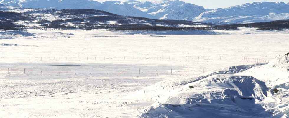 Snowmobiles went through the ice men died