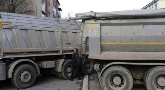 The Kosovo Serbs will begin to raise their barricades