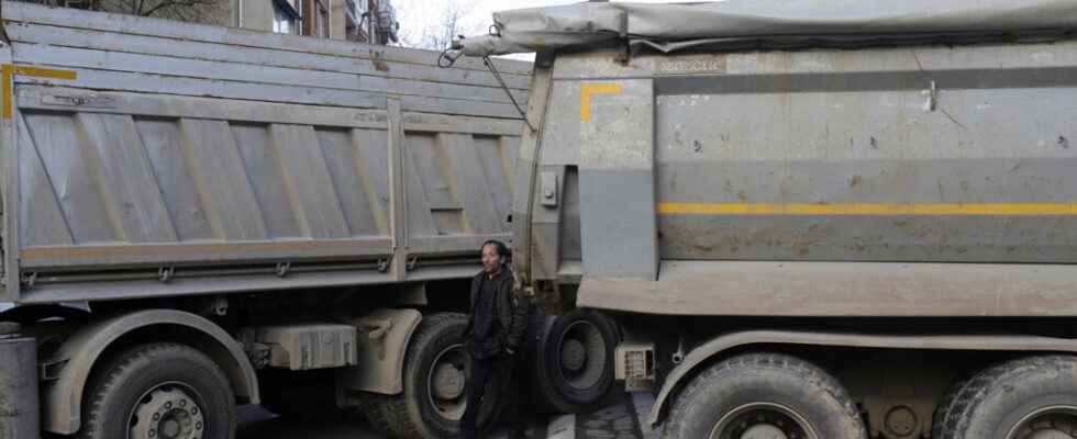 The Kosovo Serbs will begin to raise their barricades