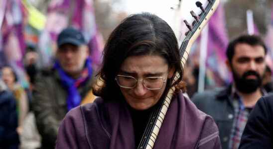 a white march to pay tribute to the three Kurds