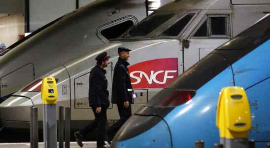 the government reprimands the strikers the SNCF apologizes