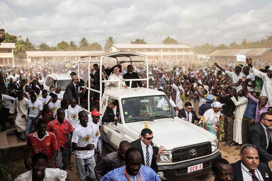 (ARCHIVES) Pope Francis (center) waves to the crowd during a visit to Bangui, Central African Republic, November 30, 2015.