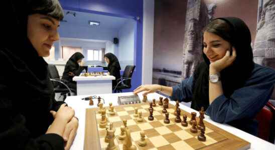 Chess champion leaves for Spain after threats for playing without