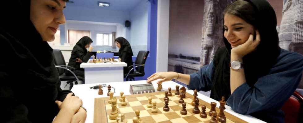 Chess champion leaves for Spain after threats for playing without