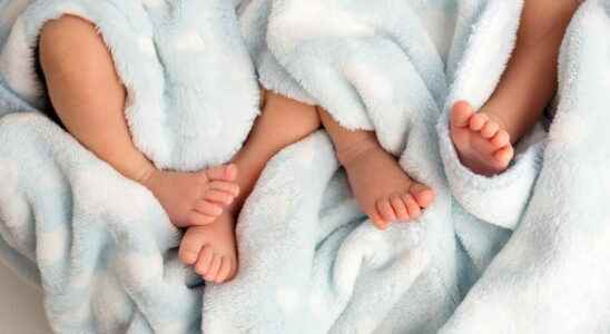 Delayed twin birth course risks