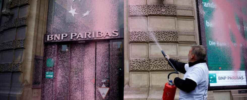 Extinction Rebellion activists attack BNP Paribas financier of Total