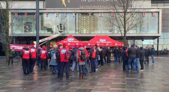 Striking bus drivers are going through Utrecht city center this