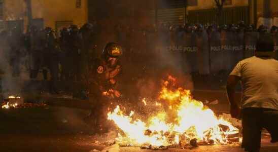 Tear gas against protests in Peru