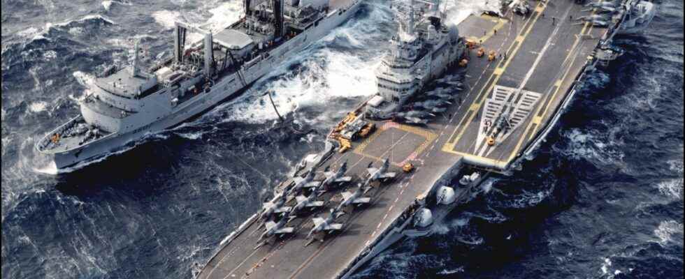 The wandering of the former aircraft carrier Foch which threatens