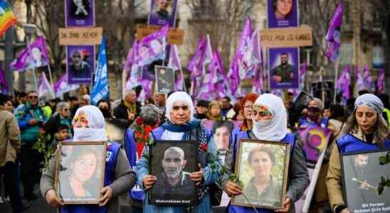 Thousands of demonstrators in Paris in tribute to three Kurdish