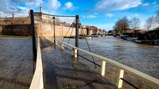 Walkers in Leerdam enjoy high water I havent seen this