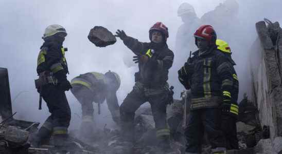 in Dnipro in the heart of the rubble the inhabitants