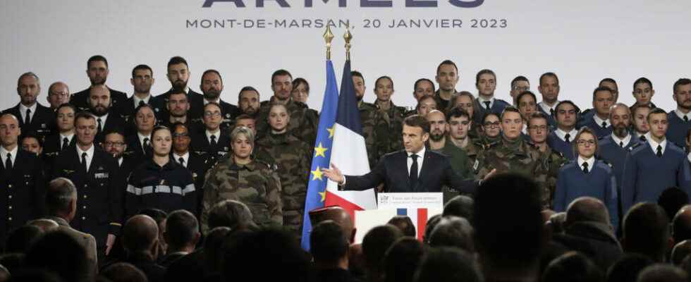 wishes to the armies with historical accents for Emmanuel Macron