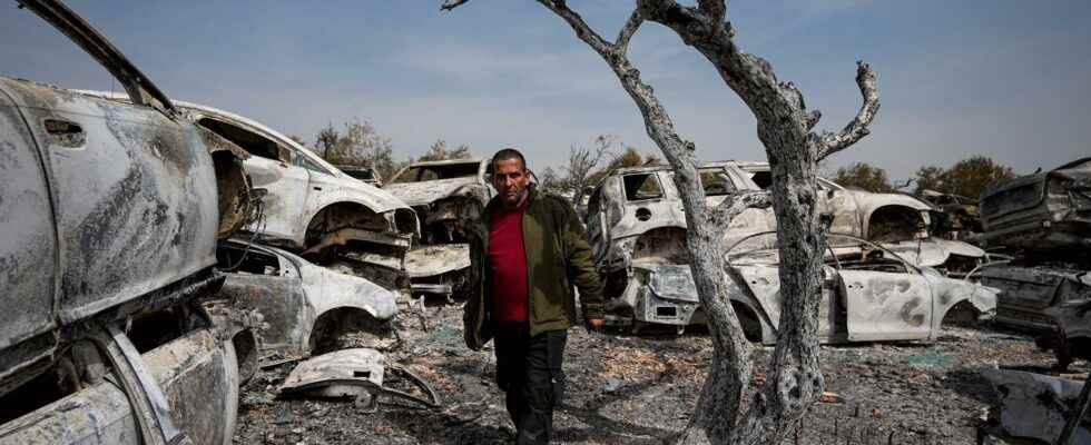 100s of Israeli soldiers to the West Bank