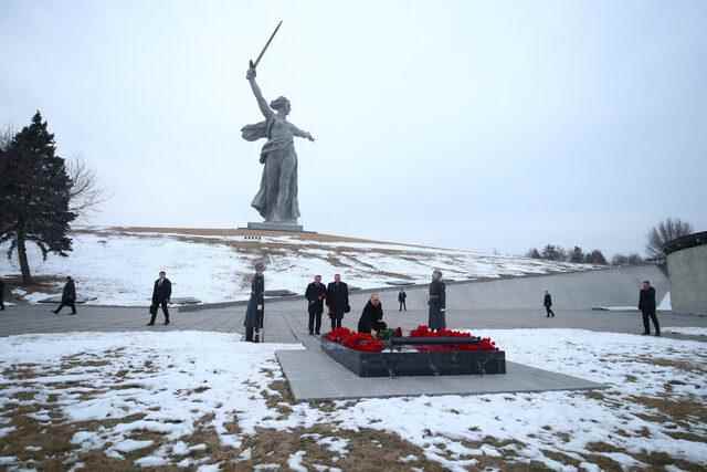 2023-02-02T163145Z_99502882_RC243Z93N3HS_RTRMADP_3_WW2-ANNIVERSARY-STALINGRAD-PUTIN