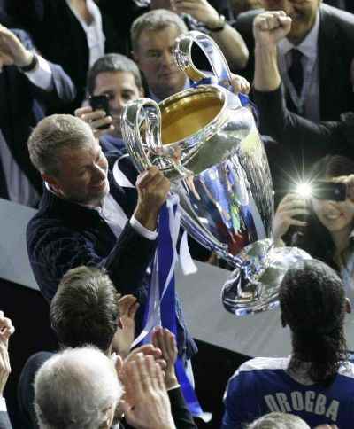 Román Abamóvich hands over the 2012 Champions League to Drogba.