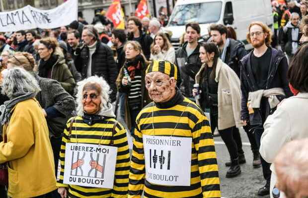 Anti pension reform demonstrations the best placards