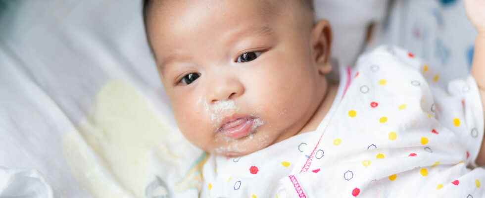 Baby vomits his bottle in a jet what to do