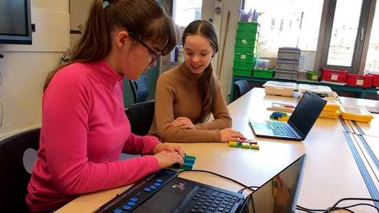 Biology lesson with Lego Braille Bricks Feel with the blocks