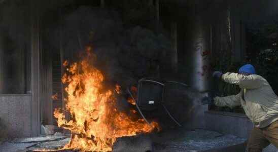 Confusion in Lebanon People set fire to bank branches