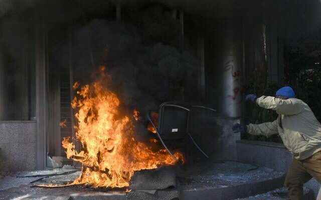 Confusion in Lebanon People set fire to bank branches