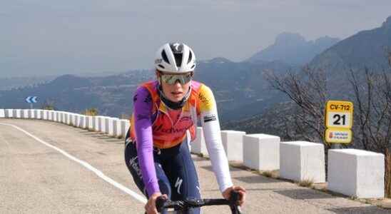 Cyclist Mischa Bredewold makes her debut for Team SD Worx