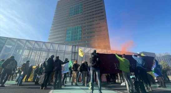 Demonstration at the Rijkswaterstaat office against the widening of the