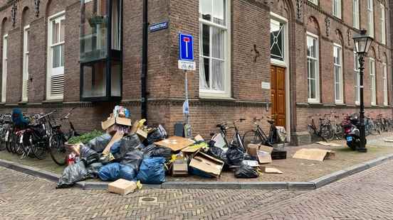 Garbage collectors in Utrecht back to work cleaning the city