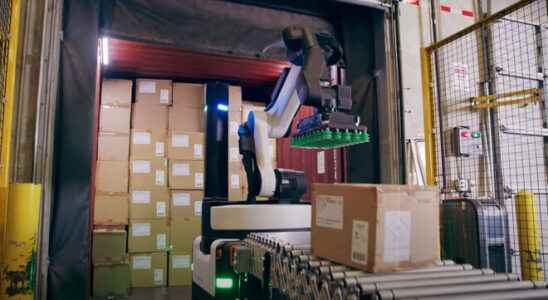 Heres how Boston Dynamics robot Stretch works in DHL warehouses