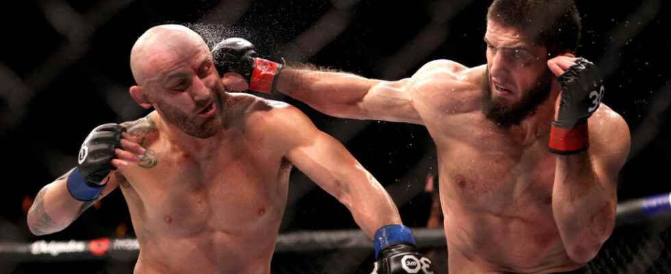 Islam Makhachev retains his lightweight throne against Alexander Volkanovski