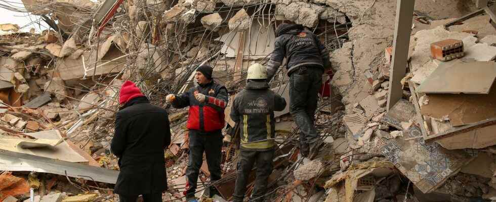 Over 8000 dead after the earthquake