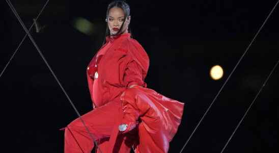 Rihanna pregnant an announcement at the Super Bowl who is