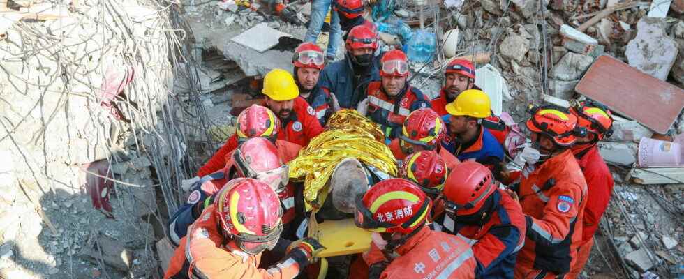 more than 33000 dead as many rescuers on site