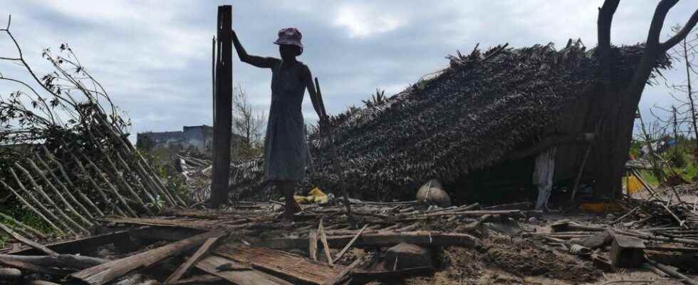 the population is preparing to face an intense tropical cyclone